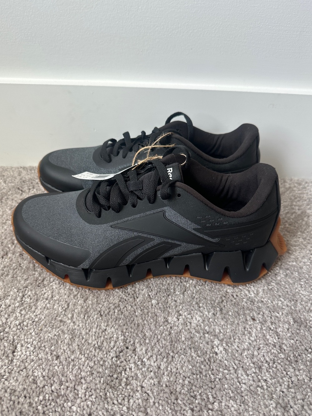 Reebok Men's Zig Dynamica 2.0 Black and Gum Lace-Up Running Sneakers Size 9